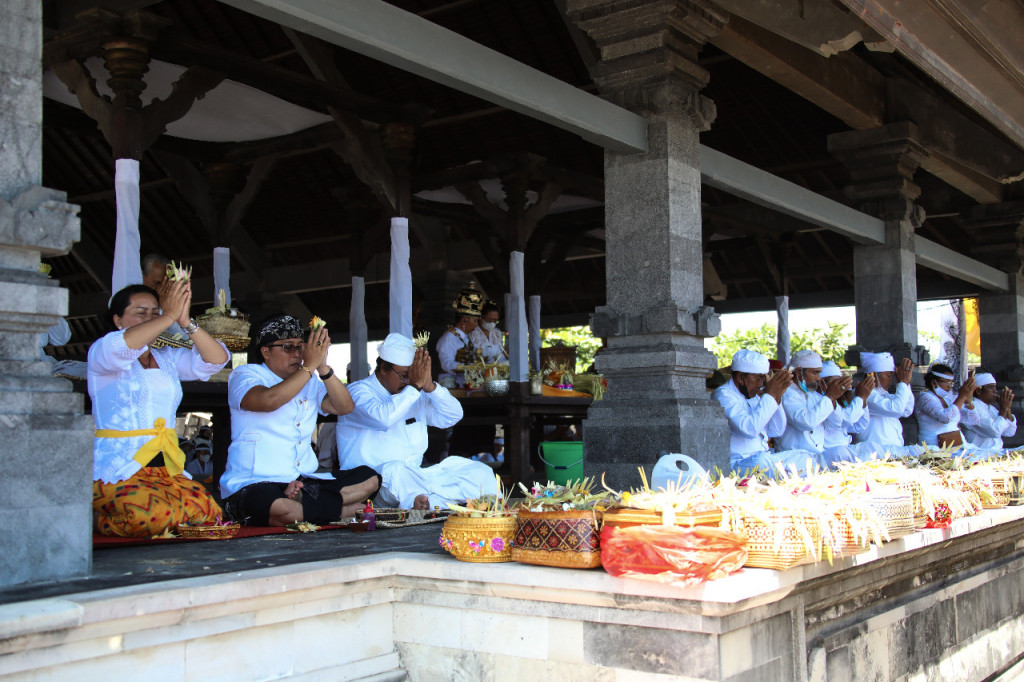 Bupati Giri Prasta Melasti ke Segara Batu Bolong Canggu